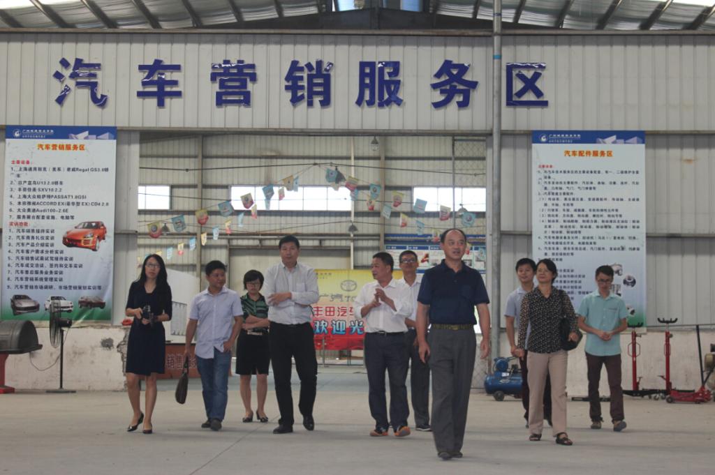 参观汽车实训室